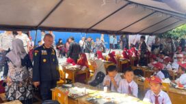 Aparat kepolisian mengatur anak saat membagikan makanan sehat (ft:ist)