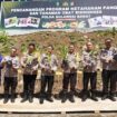 Wakpolda , PJU polda Sulbar dan Tim Pusdokkes Mabes Polri memperlihatkan tanaman obat yang ditanam di kebun biddokkes Polda Sulbar (ft;Ist)
