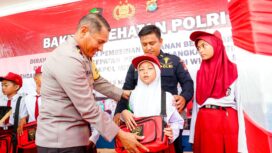 Wakapolda sulbar, Brigjen Pol Rachmat Pamudji menyerahkan bantuan peralatan sekolah di SD Negeri Padang Baka (ft;IST)