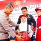 Wakapolda sulbar, Brigjen Pol Rachmat Pamudji menyerahkan bantuan peralatan sekolah di SD Negeri Padang Baka (ft;IST)