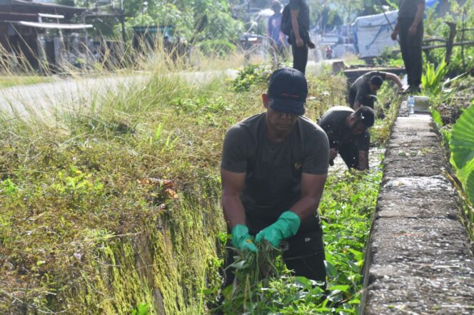 
					Danrem 142/Tatag Pimpin Kegiatan Jumat Bersih