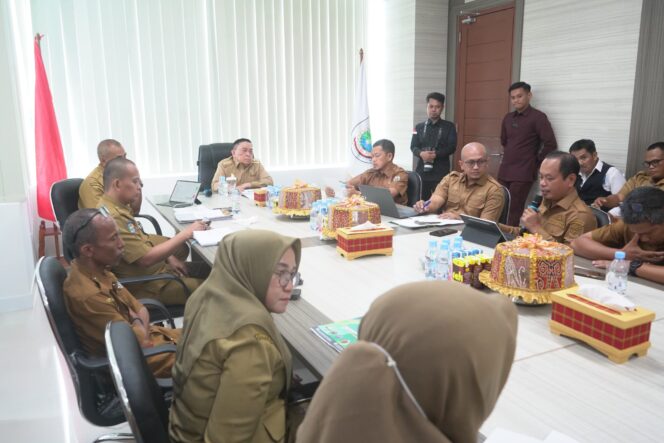 
					Wagub Sulbar Salim S Mengga saat memimpin rapat pengamanan dan penertiban randis Sulbar(dok:ist)