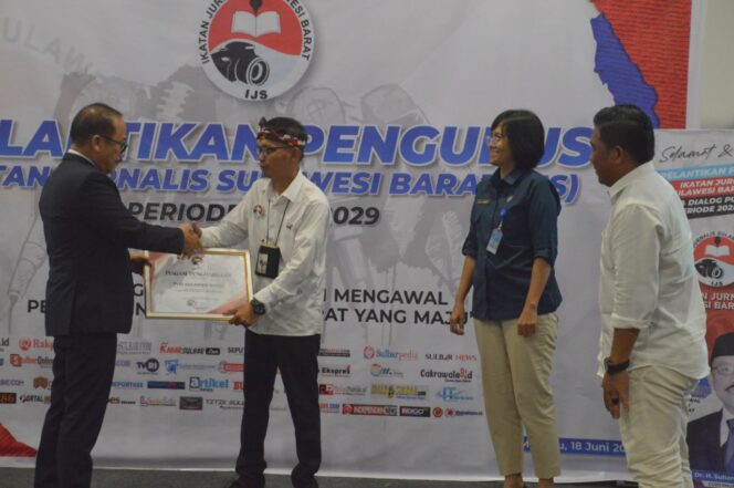 
					SDK Lantik Pengurus IJS Sulbar, TVRI-RRI Dapat Penghargaan
