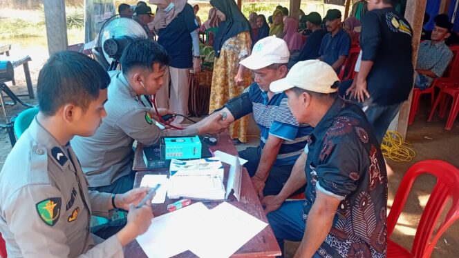 
					Petani ‘Serbu’ Pengobatan Gratis Biddokkes Polda Sulbar di Sampaga