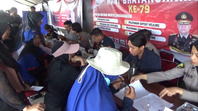 
					Pemeriksaan Kesehatan Gratis Biddokkes Polda Sulbar Diserbu Warga