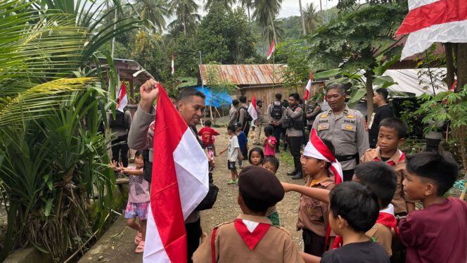 
					Patroli, Samapta Polresta Mamuju bagikan Bendera dan Beras