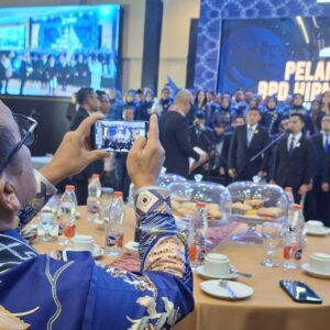 Gubernur sulbar, mengabadikan gambar pelantikan Ketua Hipmi Sulbar