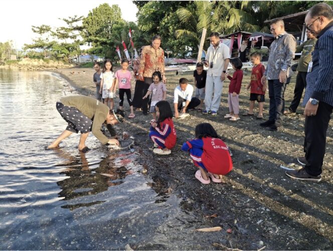 
					Hari Maritim Nasional, TVRI dan KAMAKPEPE Lepas Penyu di Pantai Landi