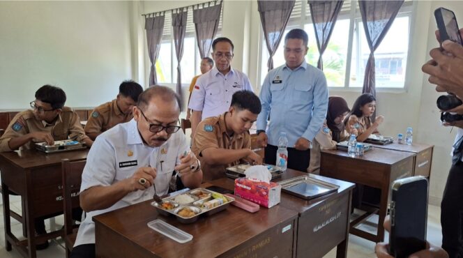 
					Gubernur Santap MBG, Pastikan Menu Makanan Aman Dikomsumsi