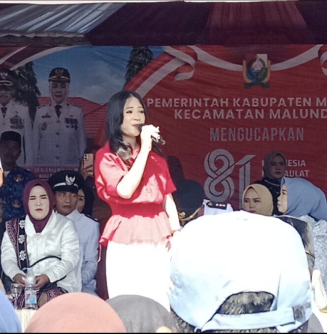 
					Anggini DA8 Tampil Memukau Penonton di Lapangan Tasinara Malunda