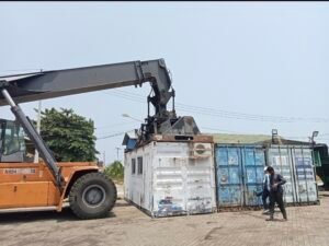 Alat berat di Pelabuhan Belang-Belang siap dioperasionalkan. Ft : ist