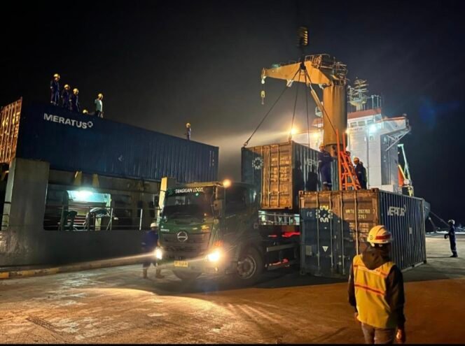 
					Pelayaran Perdana, Kapal Meratus Angkut Kontainer ke Pelabuhan Belang-Belang