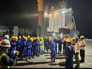 Pekerja Lokal berdoa sebelum bongkar muat kontainer. (Ft : ist)